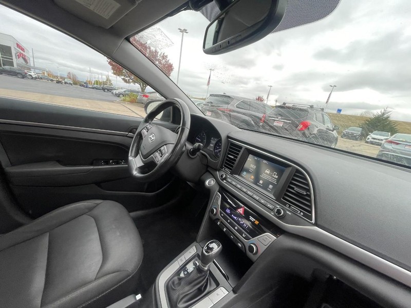 Hyundai Elantra Vehicle Image 05