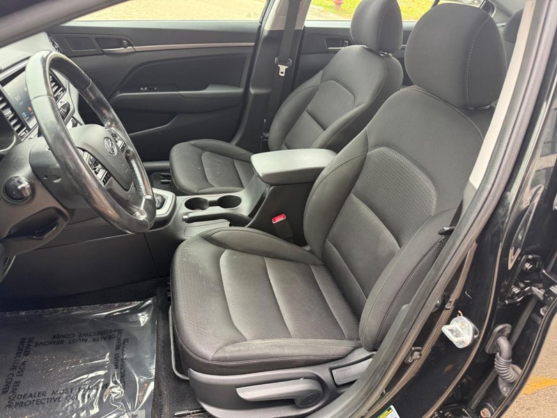 Hyundai Elantra Vehicle Image 09