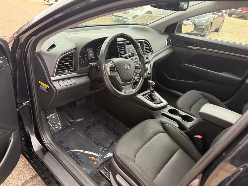 Hyundai Elantra Vehicle Image 10