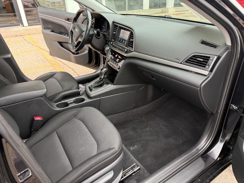 Hyundai Elantra Vehicle Image 17