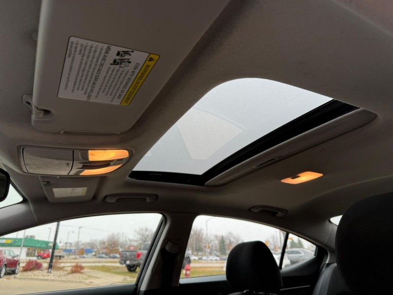 Hyundai Elantra Vehicle Image 18