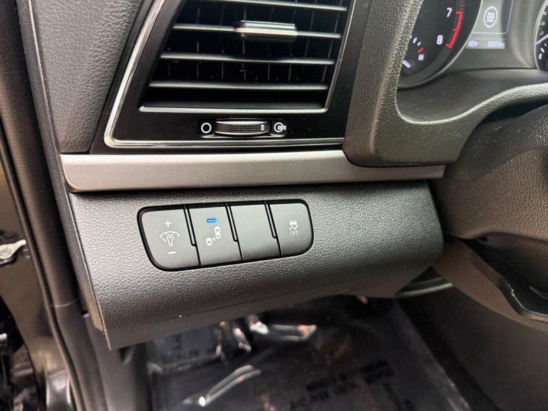 Hyundai Elantra Vehicle Image 19