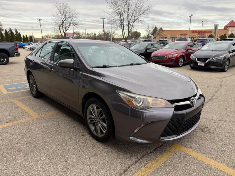 2017 Toyota Camry SE photo 3