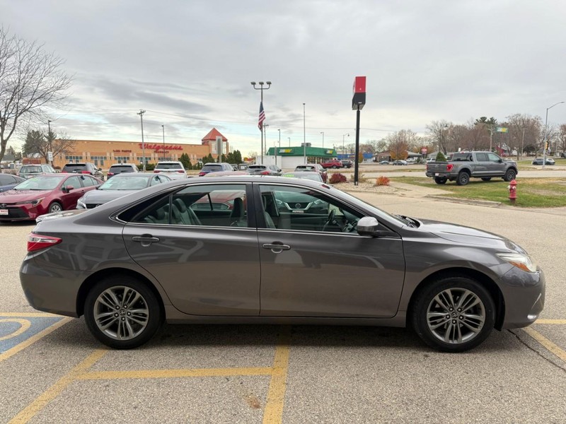 2017 Toyota Camry SE photo 4
