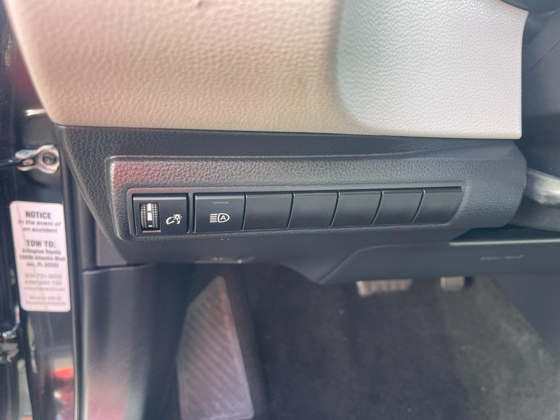 Toyota Corolla Vehicle Image 12