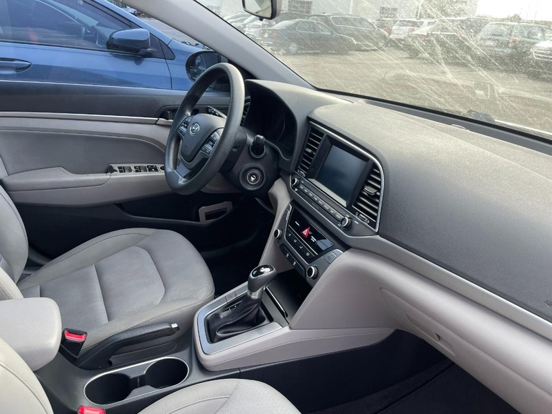 Hyundai Elantra Vehicle Image 02