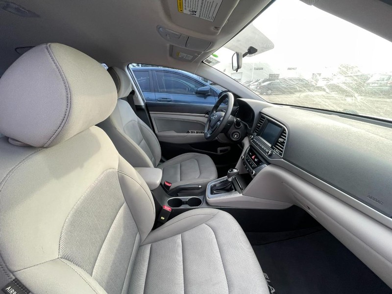 Hyundai Elantra Vehicle Image 03