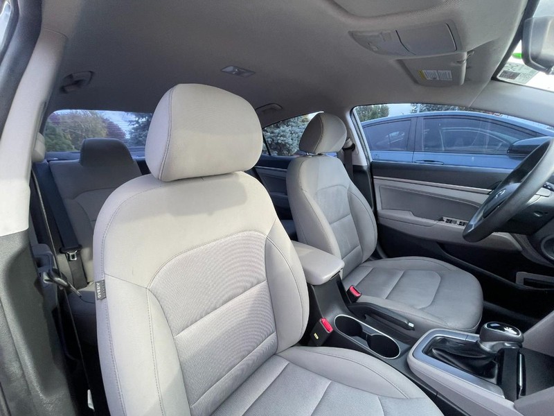 Hyundai Elantra Vehicle Image 04