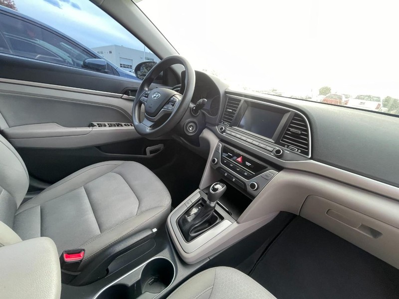 Hyundai Elantra Vehicle Image 05