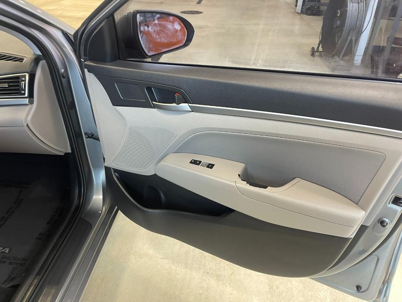 Hyundai Elantra Vehicle Image 08