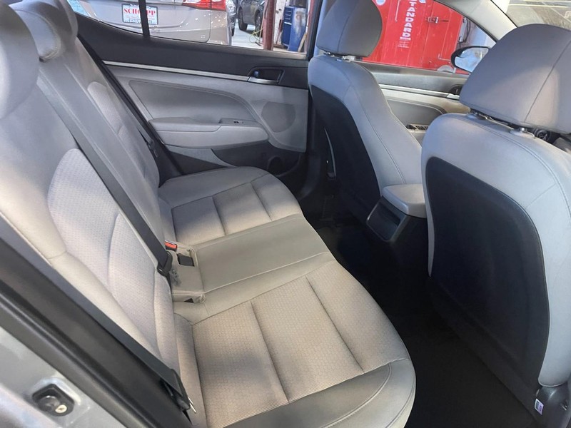 Hyundai Elantra Vehicle Image 09