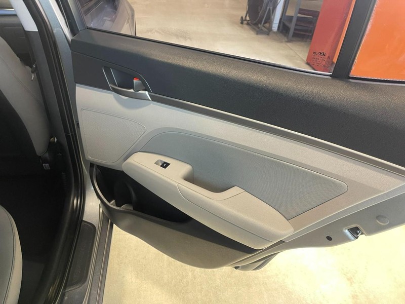 Hyundai Elantra Vehicle Image 10
