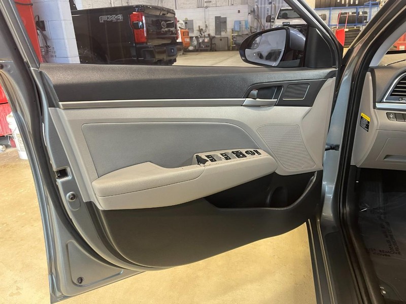 Hyundai Elantra Vehicle Image 16