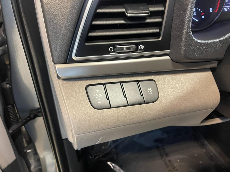 Hyundai Elantra Vehicle Image 17
