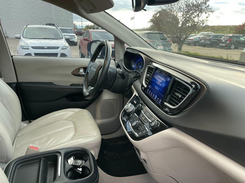 Chrysler Pacifica Vehicle Image 02