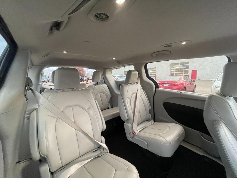 Chrysler Pacifica Vehicle Image 04