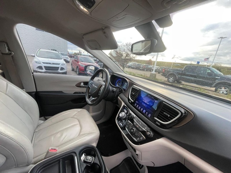 Chrysler Pacifica Vehicle Image 05
