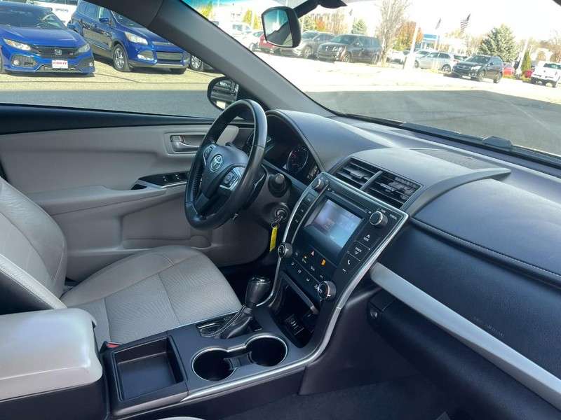 Toyota Camry Vehicle Image 09