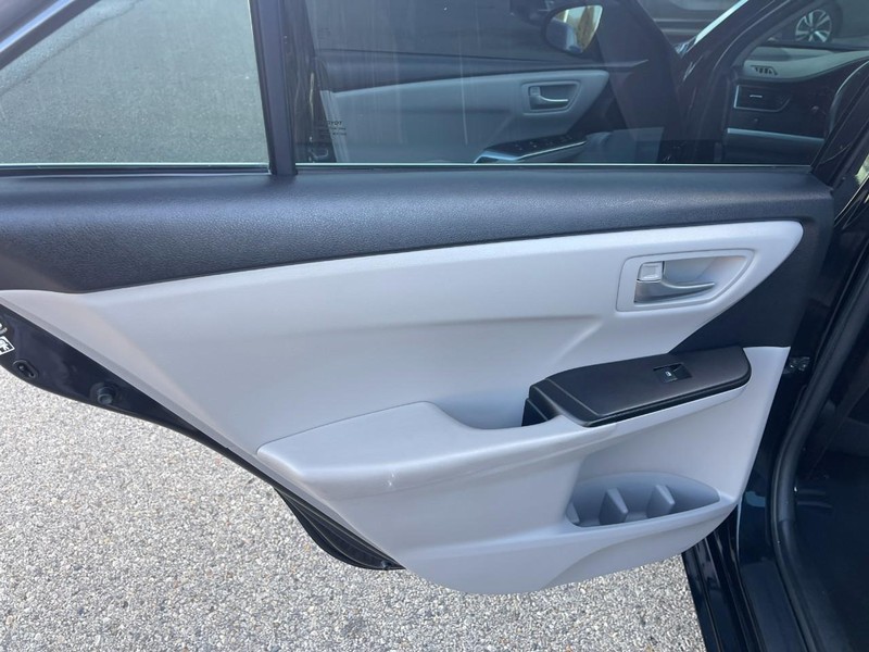 Toyota Camry Vehicle Image 17