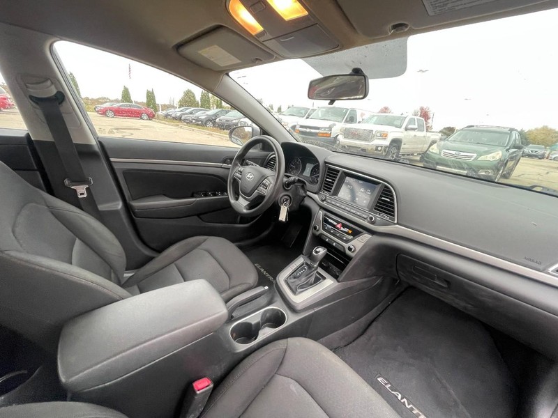 Hyundai Elantra Vehicle Image 04