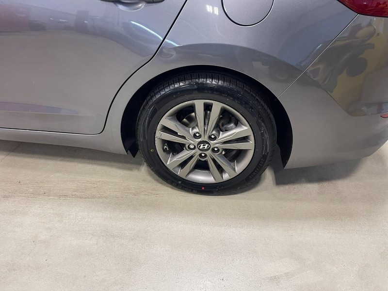 Hyundai Elantra Vehicle Image 05