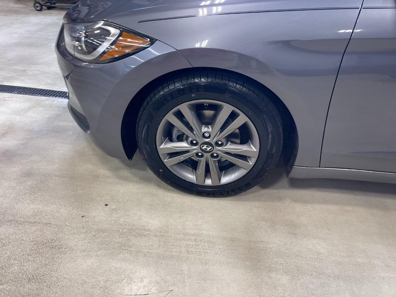 Hyundai Elantra Vehicle Image 06