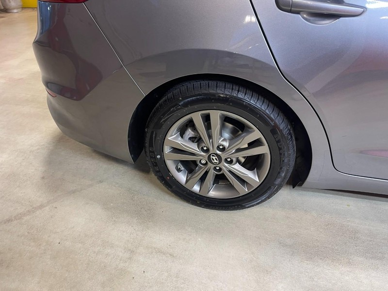 Hyundai Elantra Vehicle Image 08