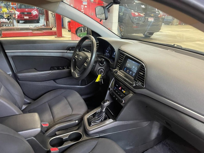 Hyundai Elantra Vehicle Image 09