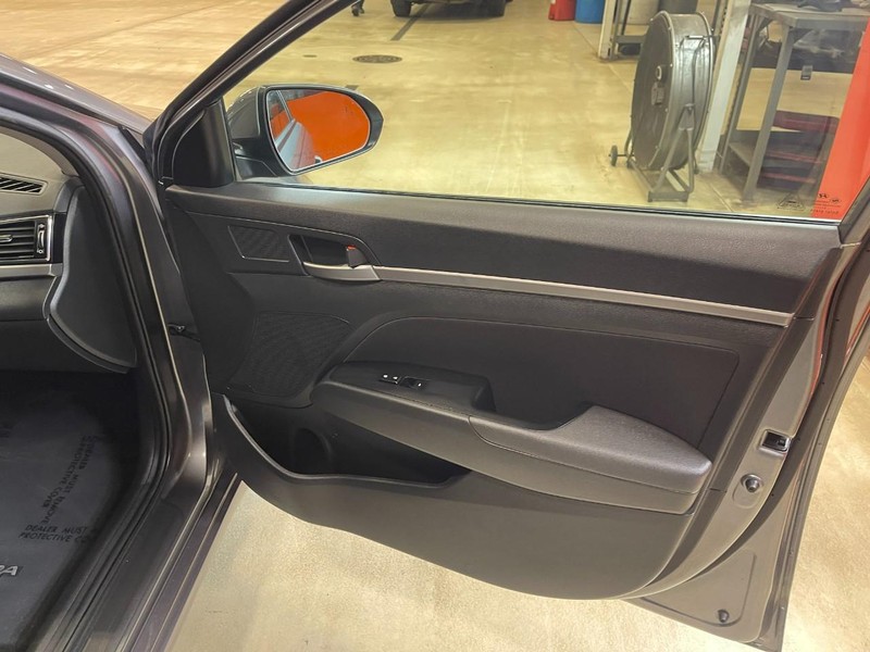 Hyundai Elantra Vehicle Image 11