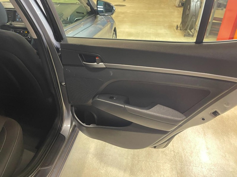 Hyundai Elantra Vehicle Image 14