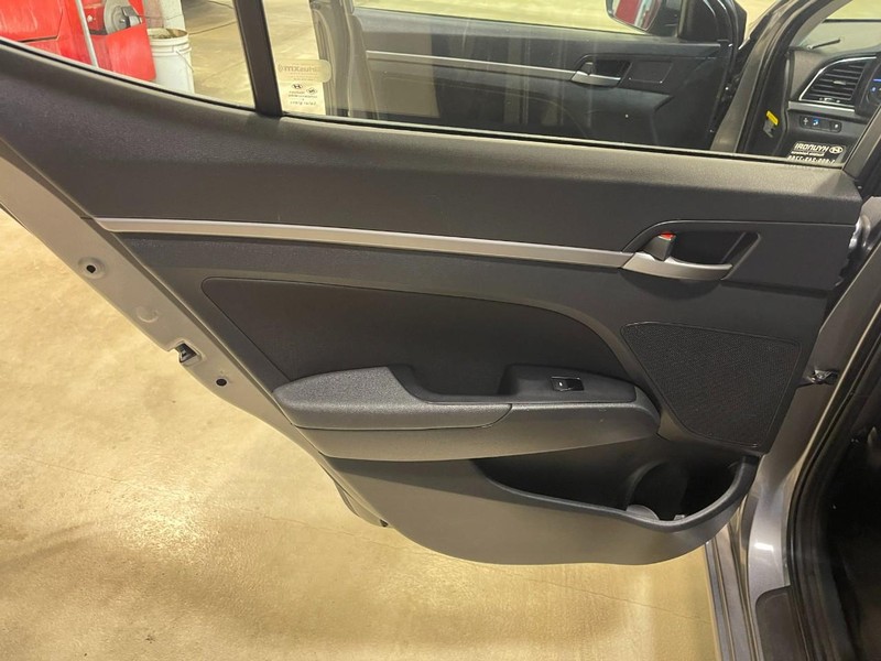 Hyundai Elantra Vehicle Image 17