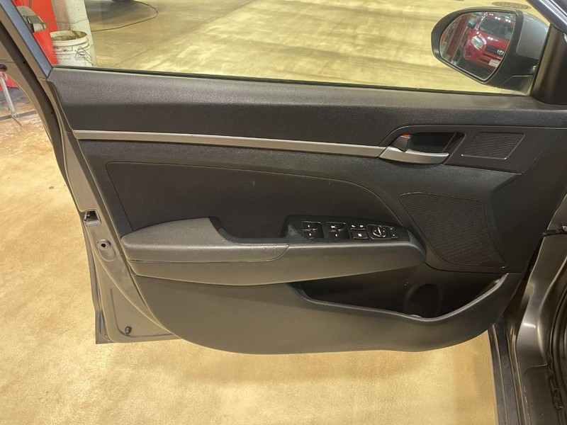 Hyundai Elantra Vehicle Image 19