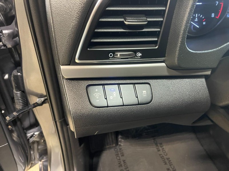 Hyundai Elantra Vehicle Image 20