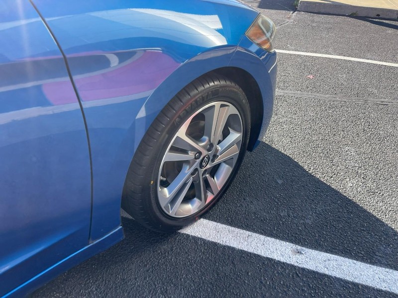 Hyundai Elantra Vehicle Image 05