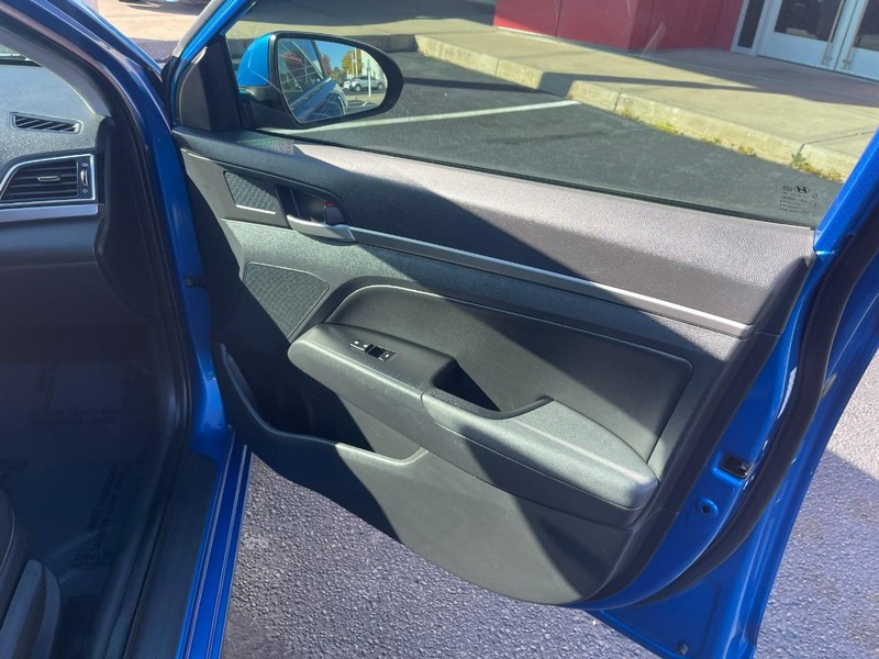 Hyundai Elantra Vehicle Image 08