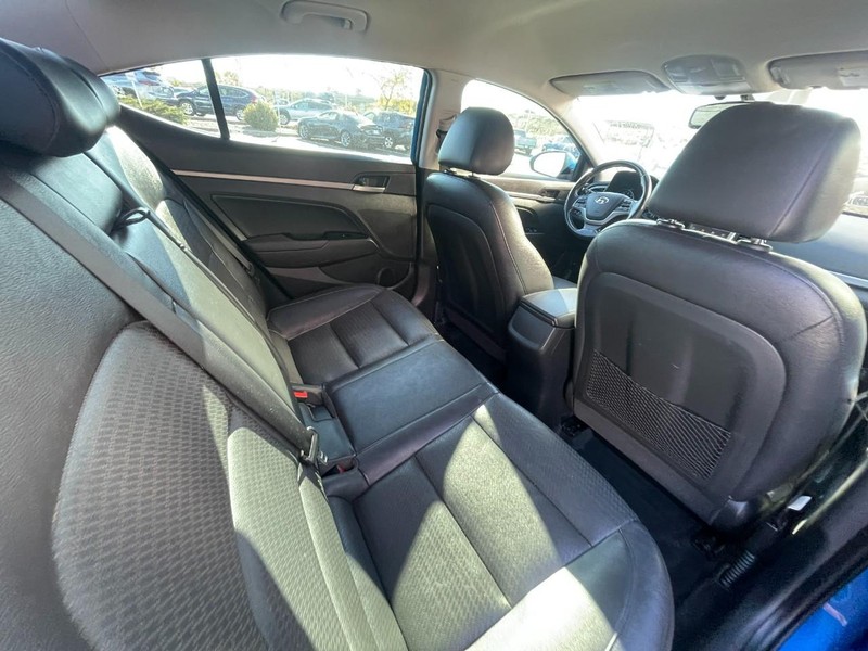 Hyundai Elantra Vehicle Image 09