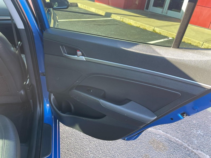 Hyundai Elantra Vehicle Image 10