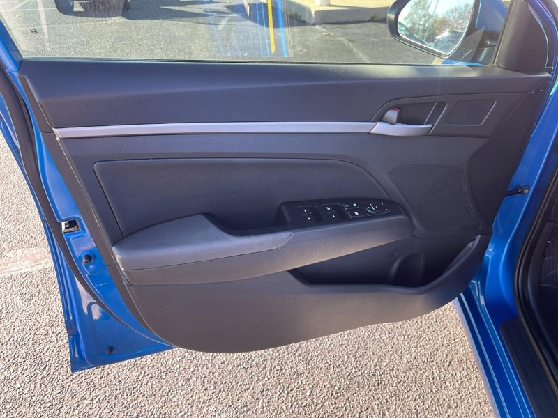 Hyundai Elantra Vehicle Image 14