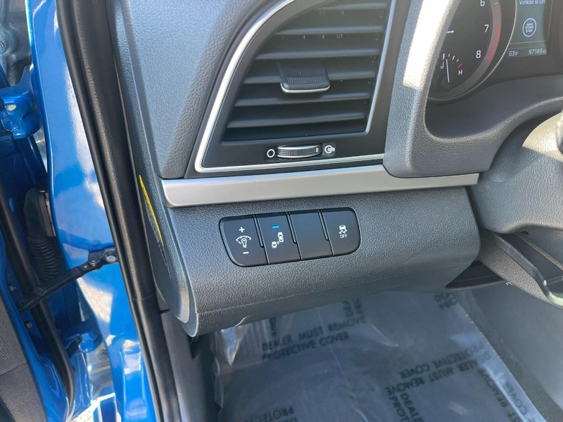 Hyundai Elantra Vehicle Image 15