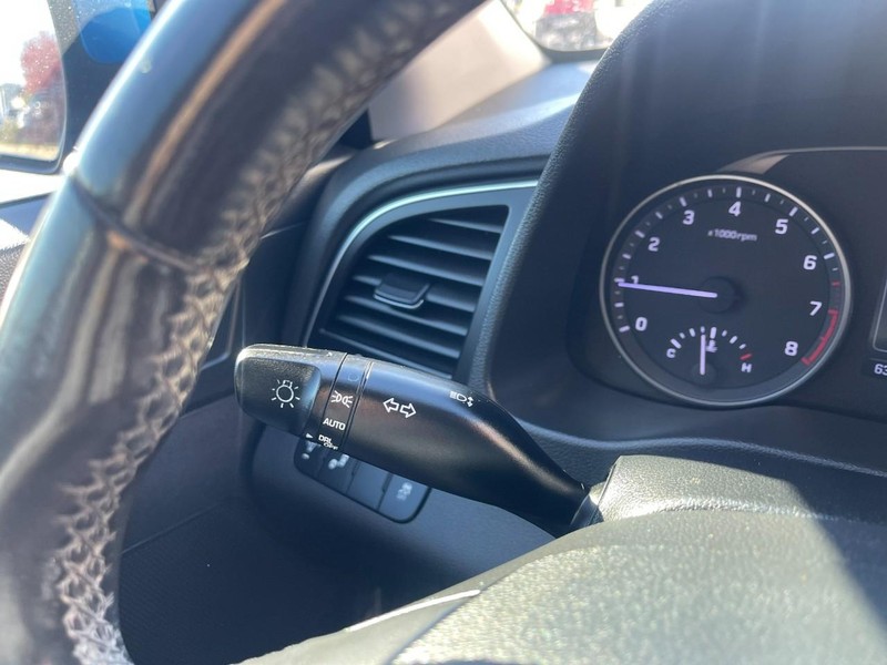 Hyundai Elantra Vehicle Image 19