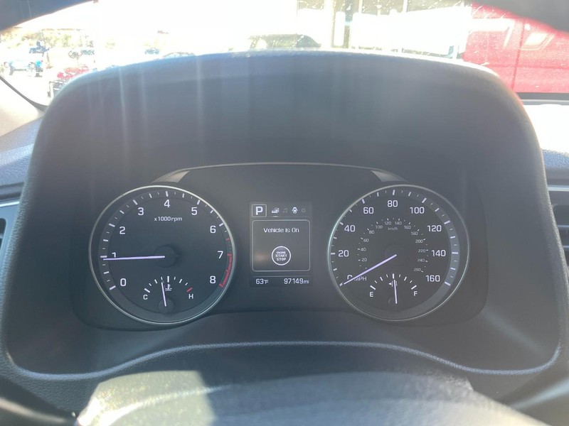 Hyundai Elantra Vehicle Image 21