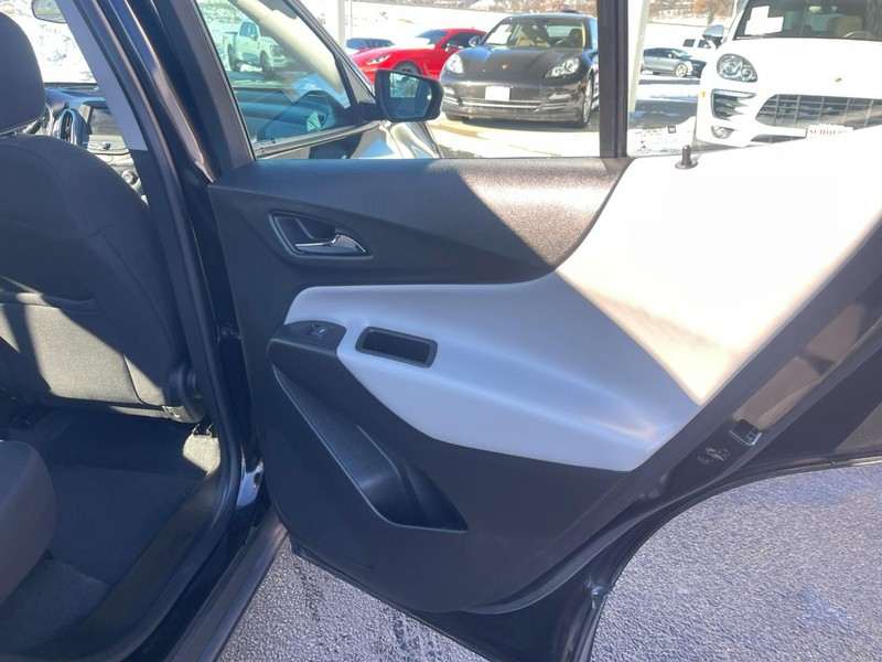 Chevrolet Equinox Vehicle Image 11