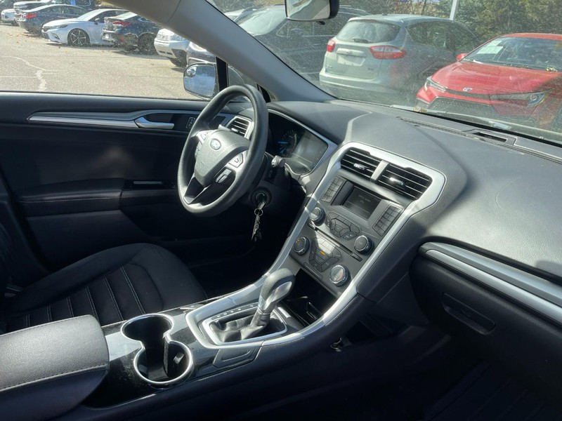 Ford Fusion Vehicle Image 02