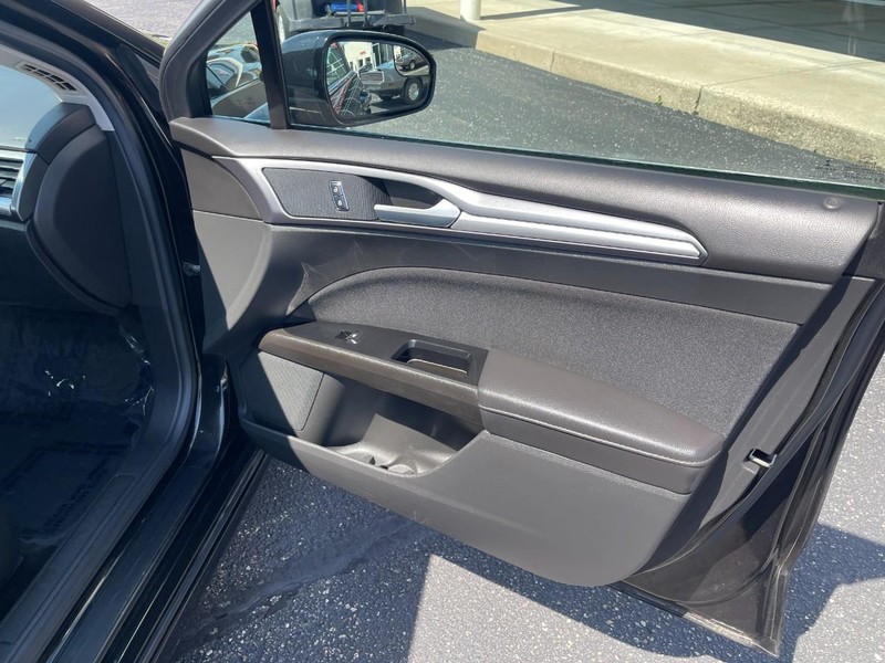 Ford Fusion Vehicle Image 09