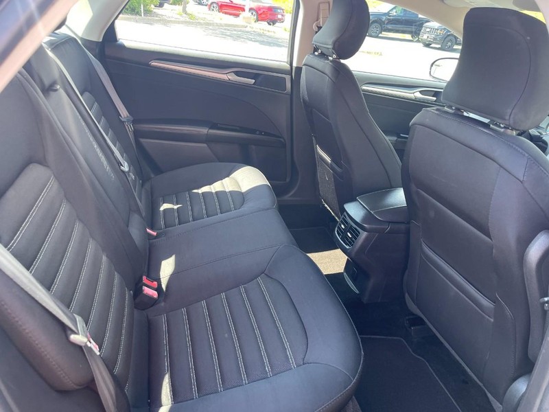 Ford Fusion Vehicle Image 10