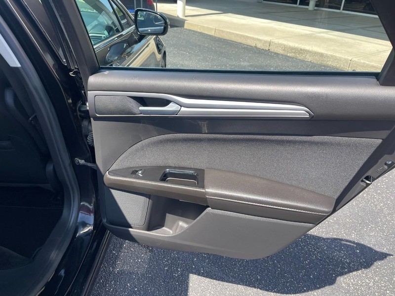 Ford Fusion Vehicle Image 12