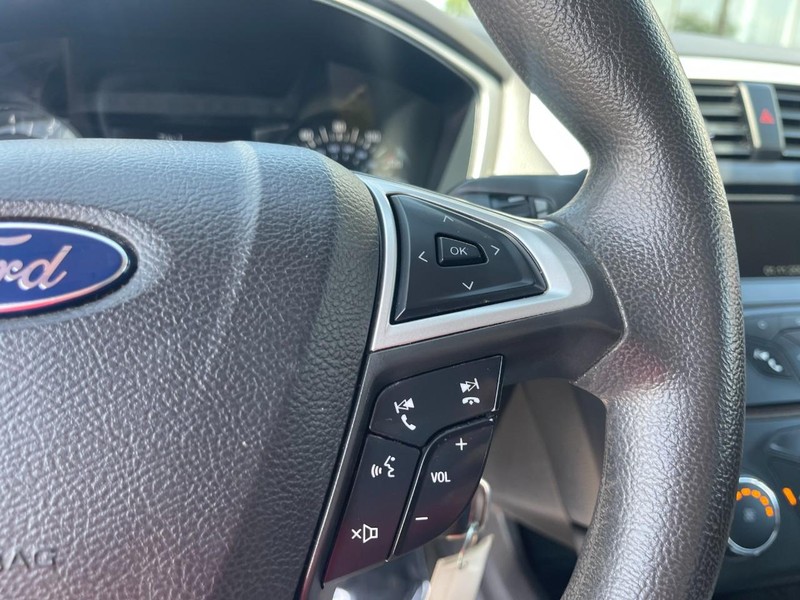 Ford Fusion Vehicle Image 21