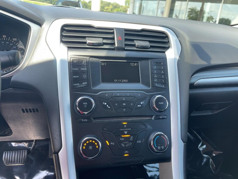 Ford Fusion Vehicle Image 24