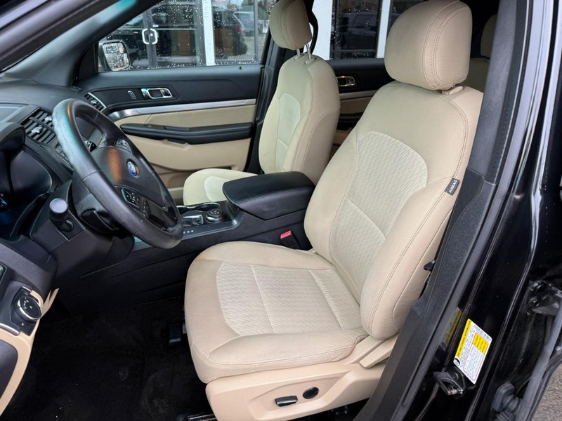 Ford Explorer Vehicle Image 09