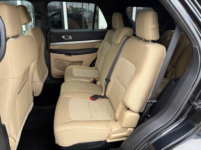 Ford Explorer Vehicle Image 11